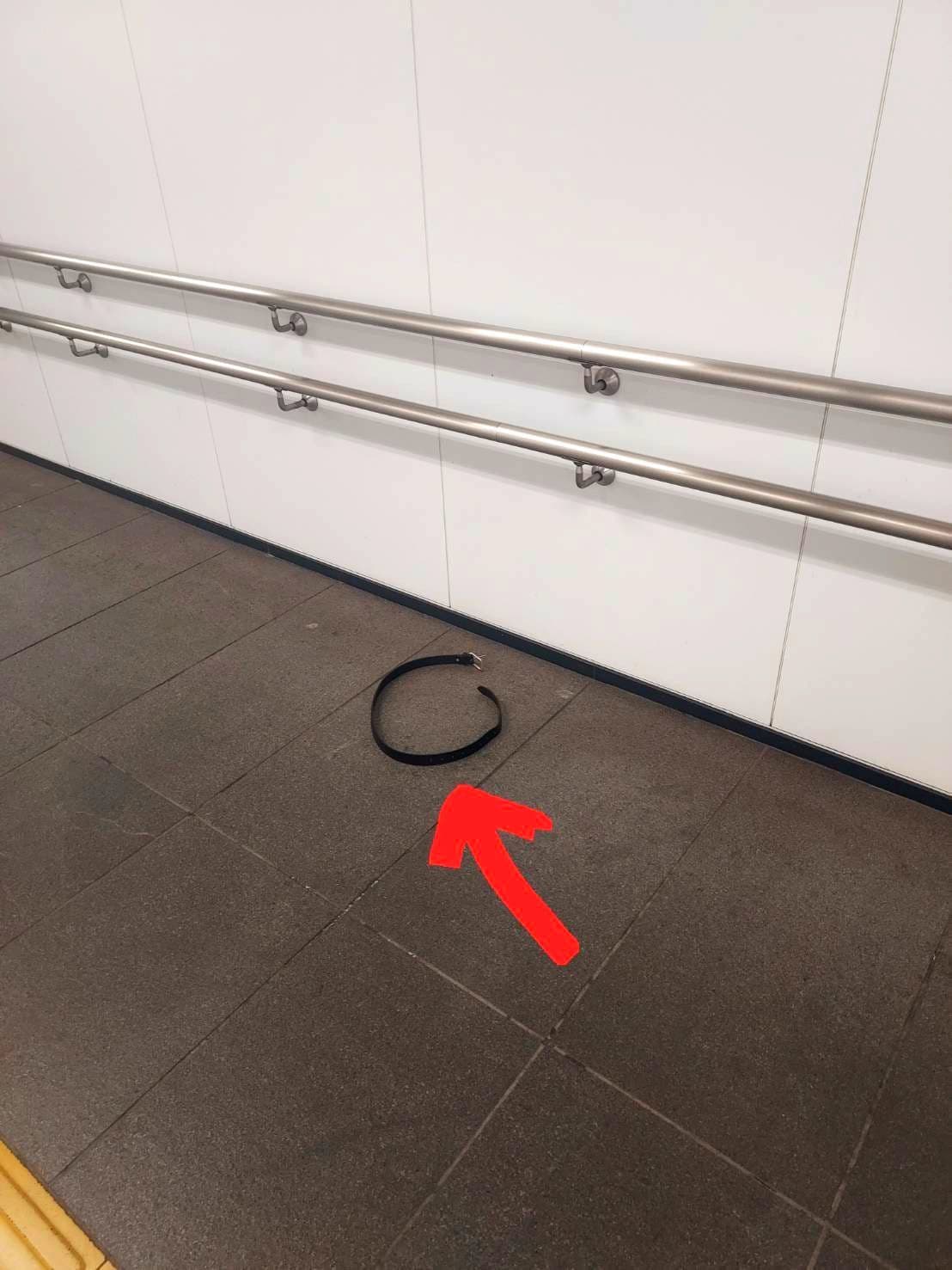 地下鉄通路のベルト/都営大江戸線/代々木駅